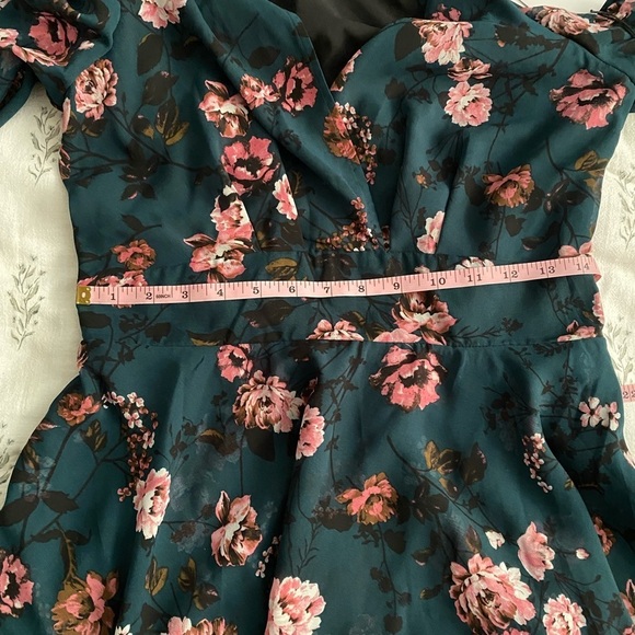 Lini Women’s Green Isabelle Puff Sleeve Floral Dress - Picture 13 of 16